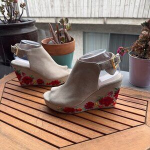 Kenneth Cole Beige Floral Embroidered Suede Wedge Sandals Size 8.5 NWOB